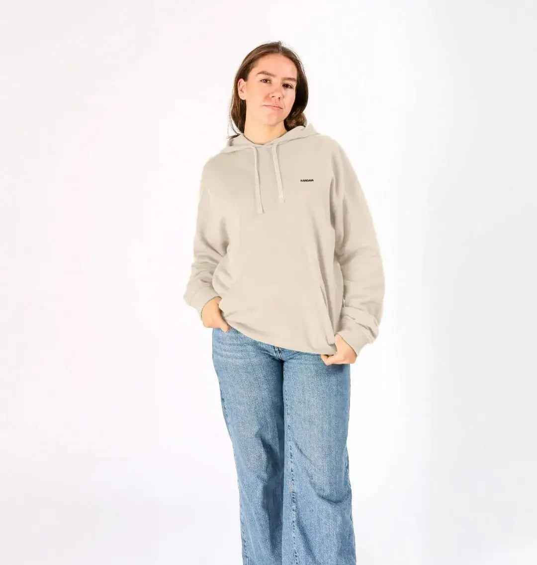 sweat à capuche beige KARDAIA porté par une femme debout, vue de face