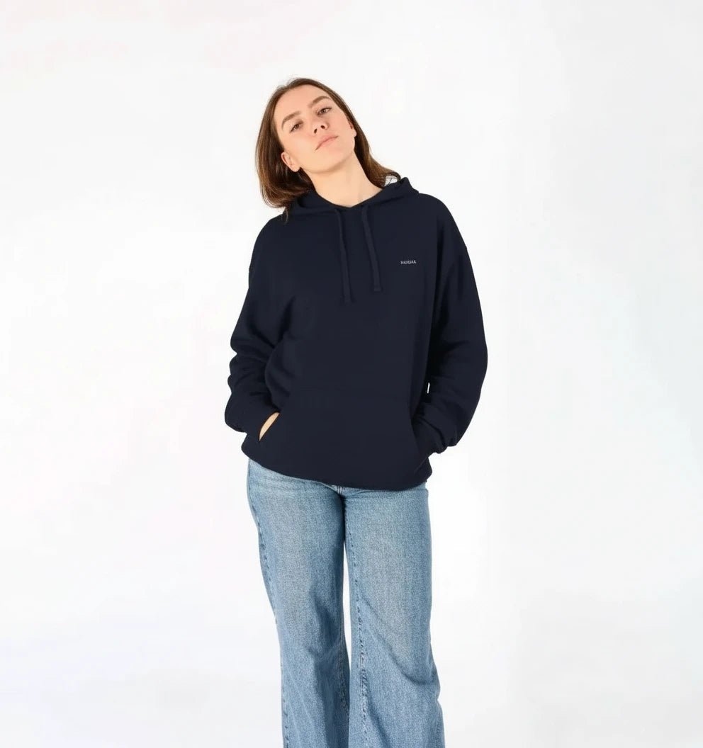 sweat à capuche bleu marine KARDAIA porté par une femme debout, vue de face