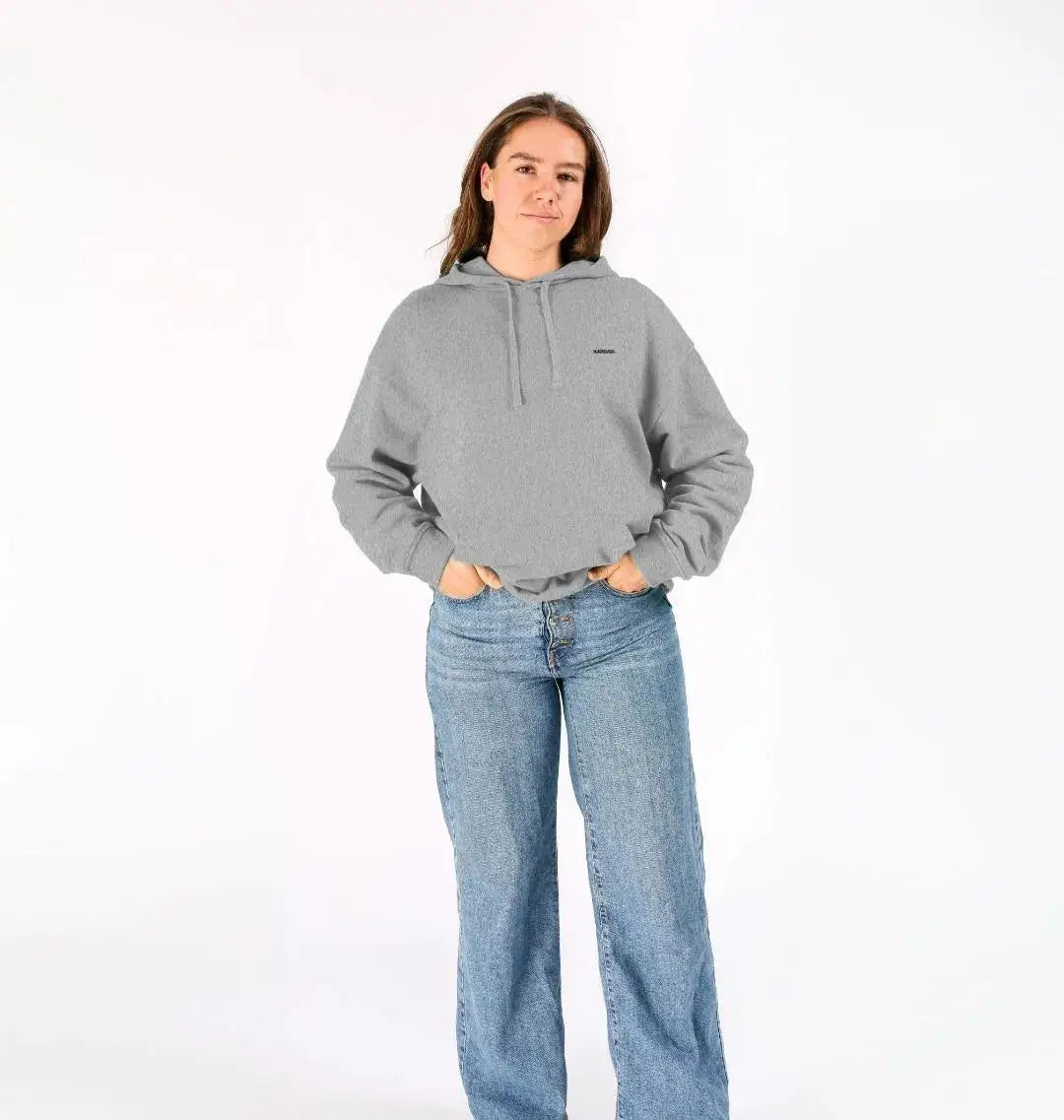sweat à capuche gris KARDAIA porté par une femme debout, vue de face