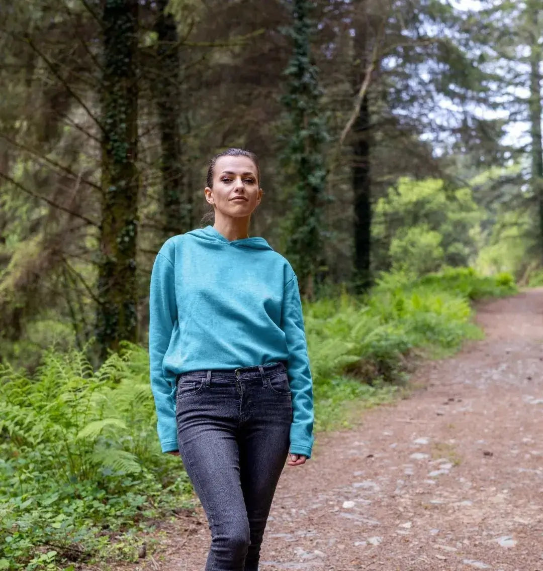 femme portant un sweat à capuche bleu océan KARDAIA, promenade en forêt, style naturel
