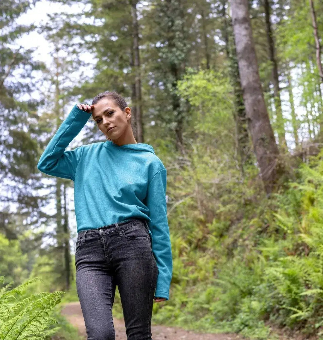 sweat à capuche bleu océan pour femme, look détente et éthique dans la nature