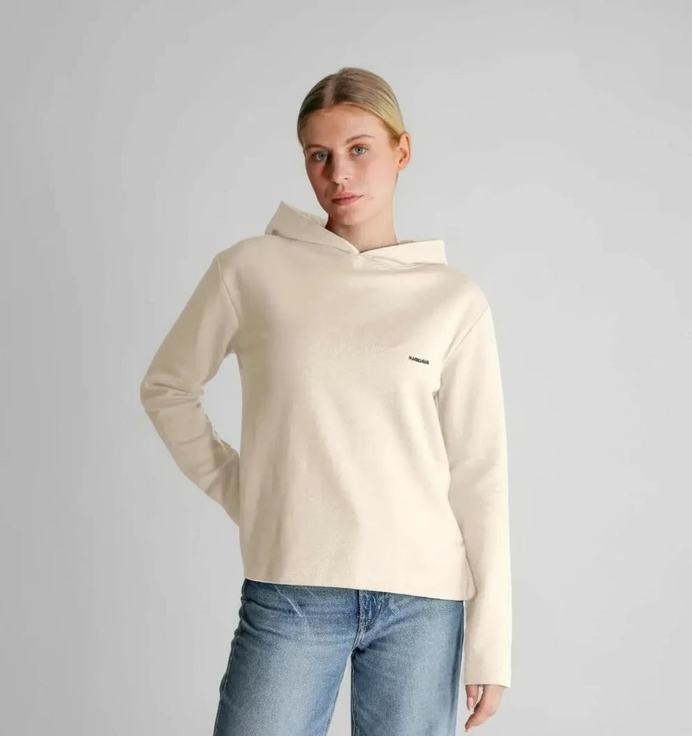 femme portant un sweat à capuche coupe décontractée couleur sable doux avec jean clair