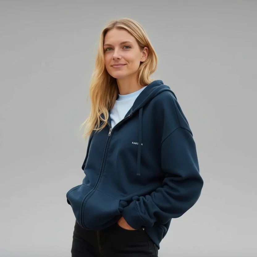 sweat à capuche zippé femme bleu navy avec poches et cordons, porté en bord de mer