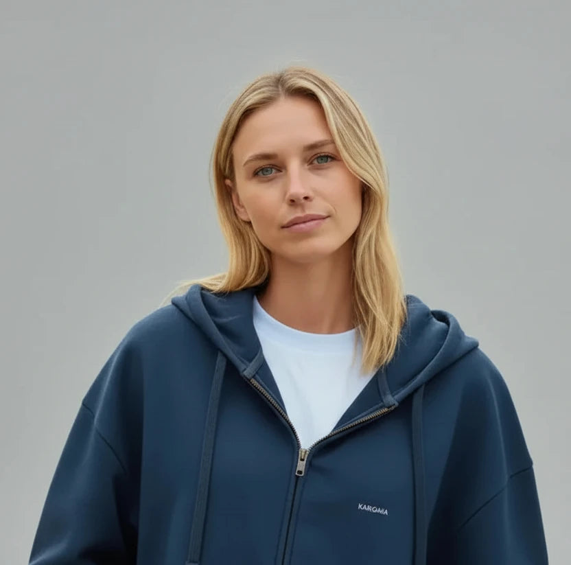 femme portant un sweat à capuche zippé couleur bleu navy sur la plage