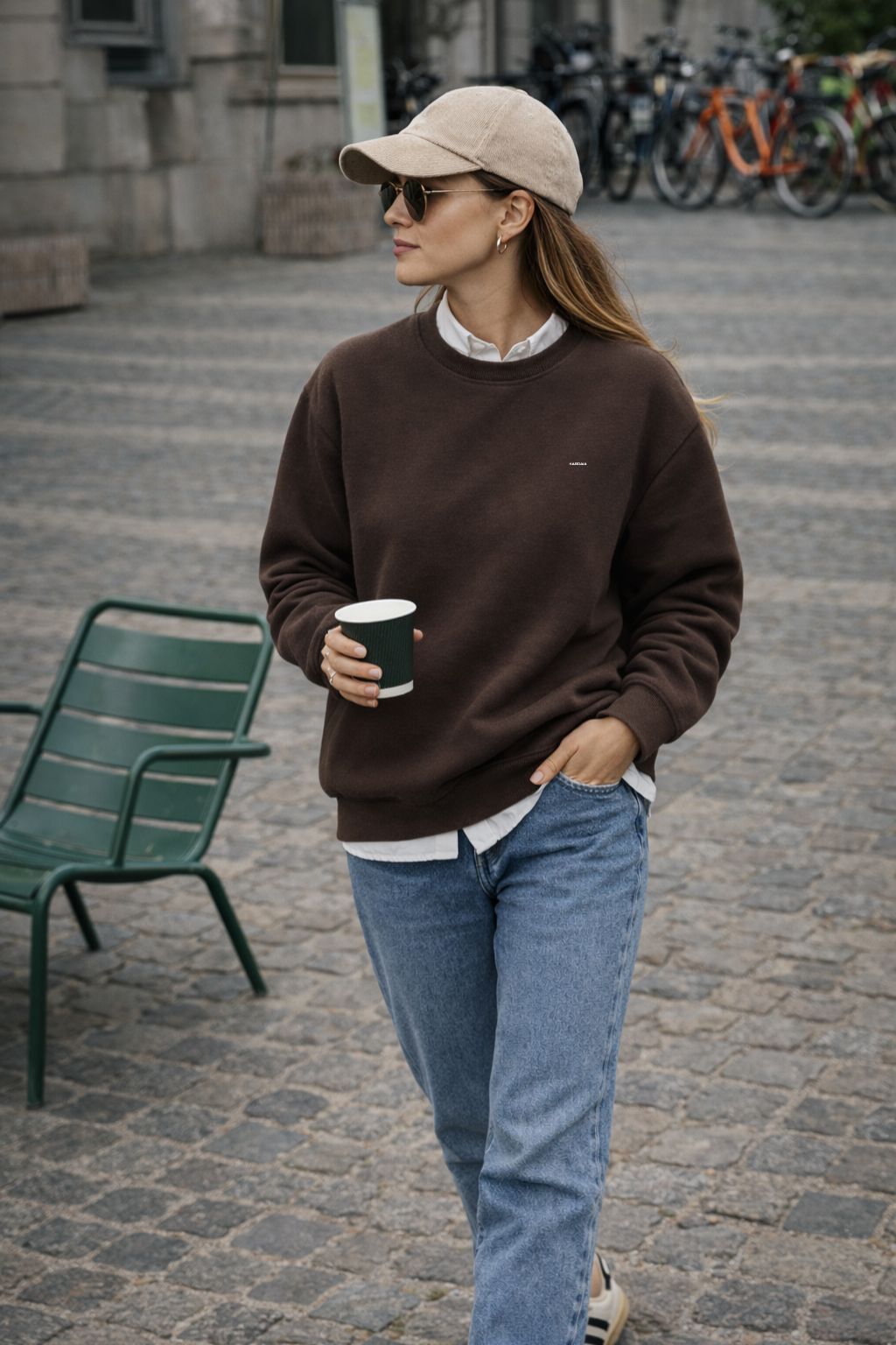 Sweat femme marron coton bio porté en ville style casual chic KARDAIA