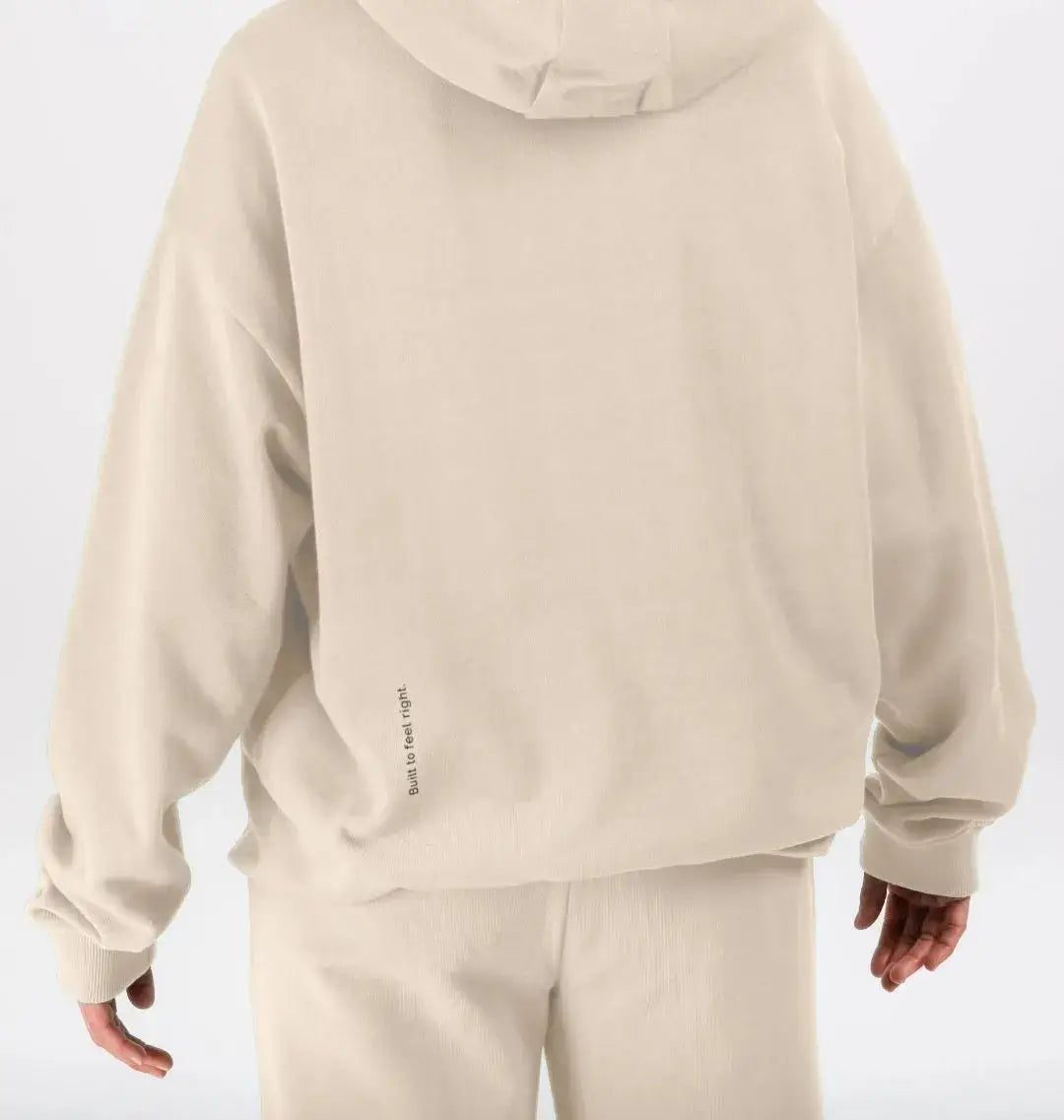 Homme portant un ensemble sweat et bas couleur avoine KARDAIA vu de dos