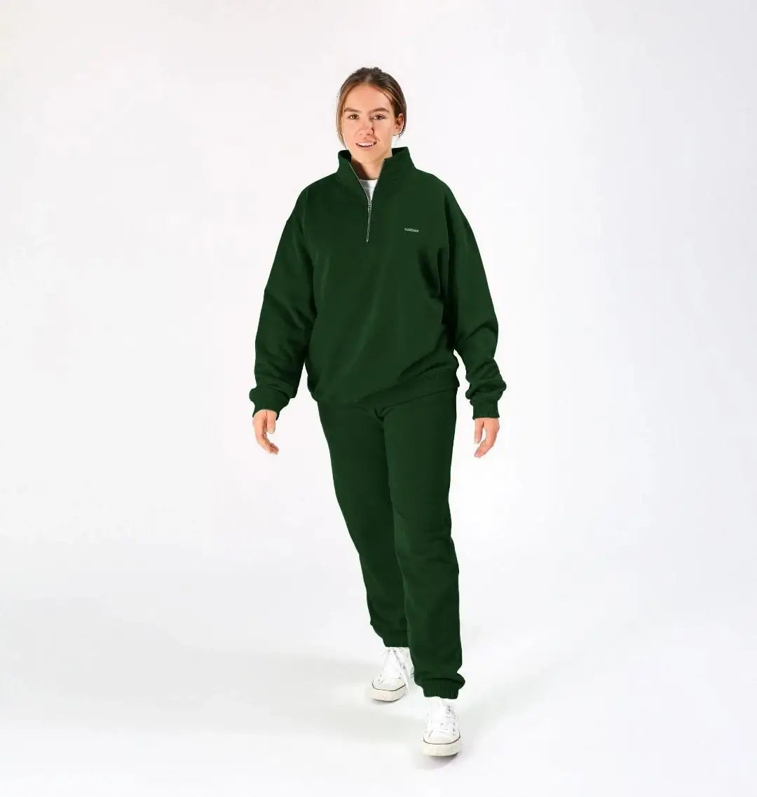 sweat-shirt à quart de zip vert foncé porté en ensemble femme avec pantalon assorti