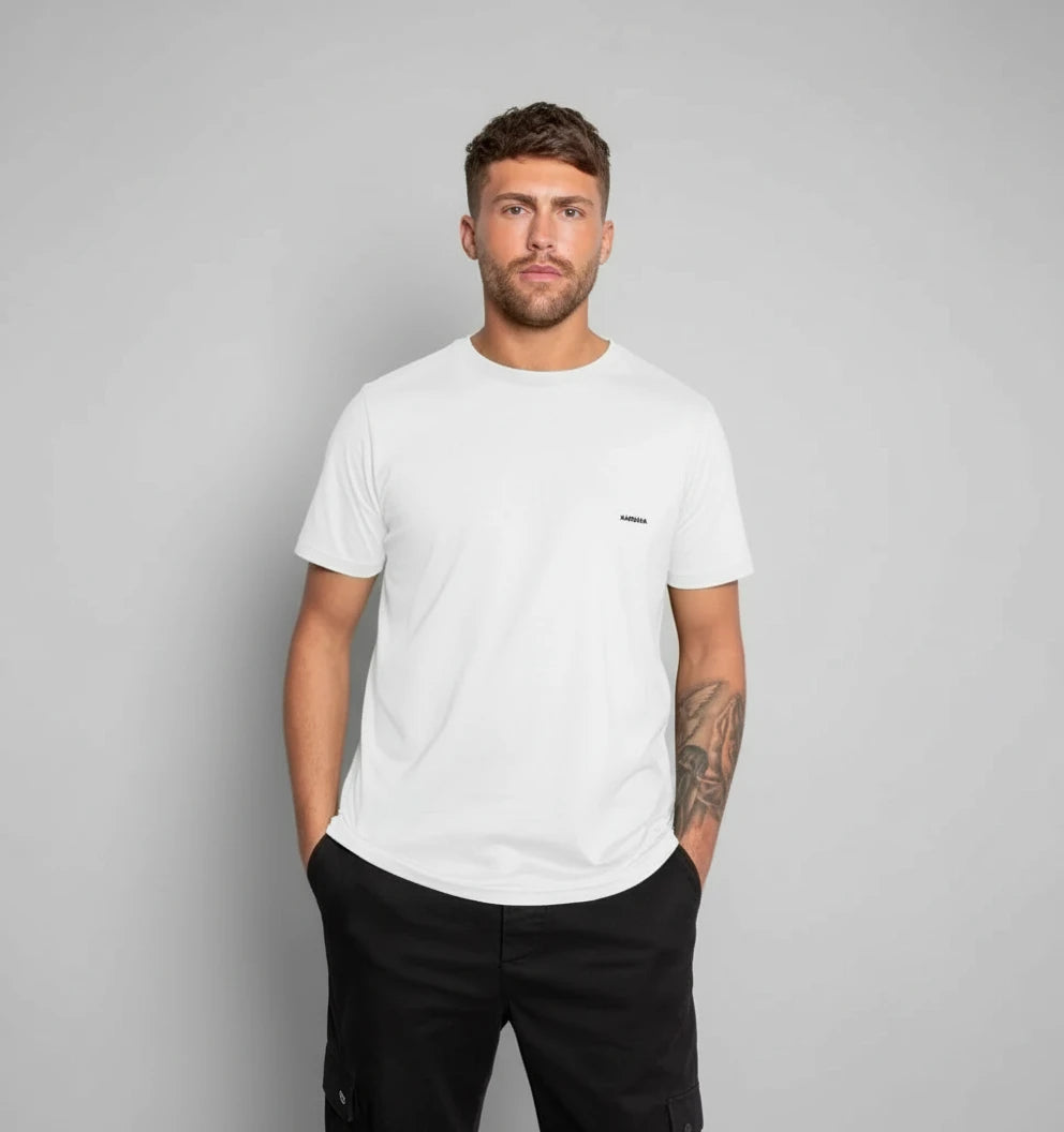 t-shirt basique blanc KARDAIA porté par un homme en intérieur