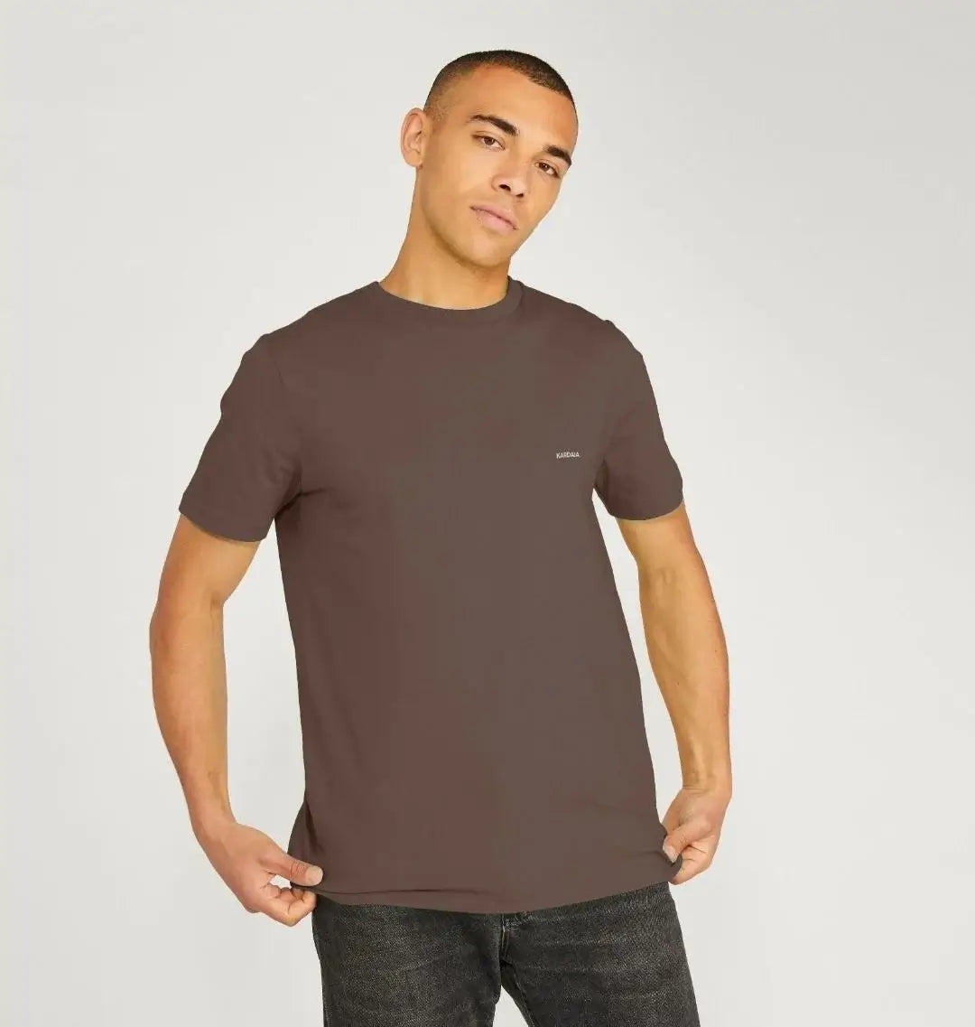 t-shirt basique brun ecorce KARDAIA porté par un homme avec jean noir