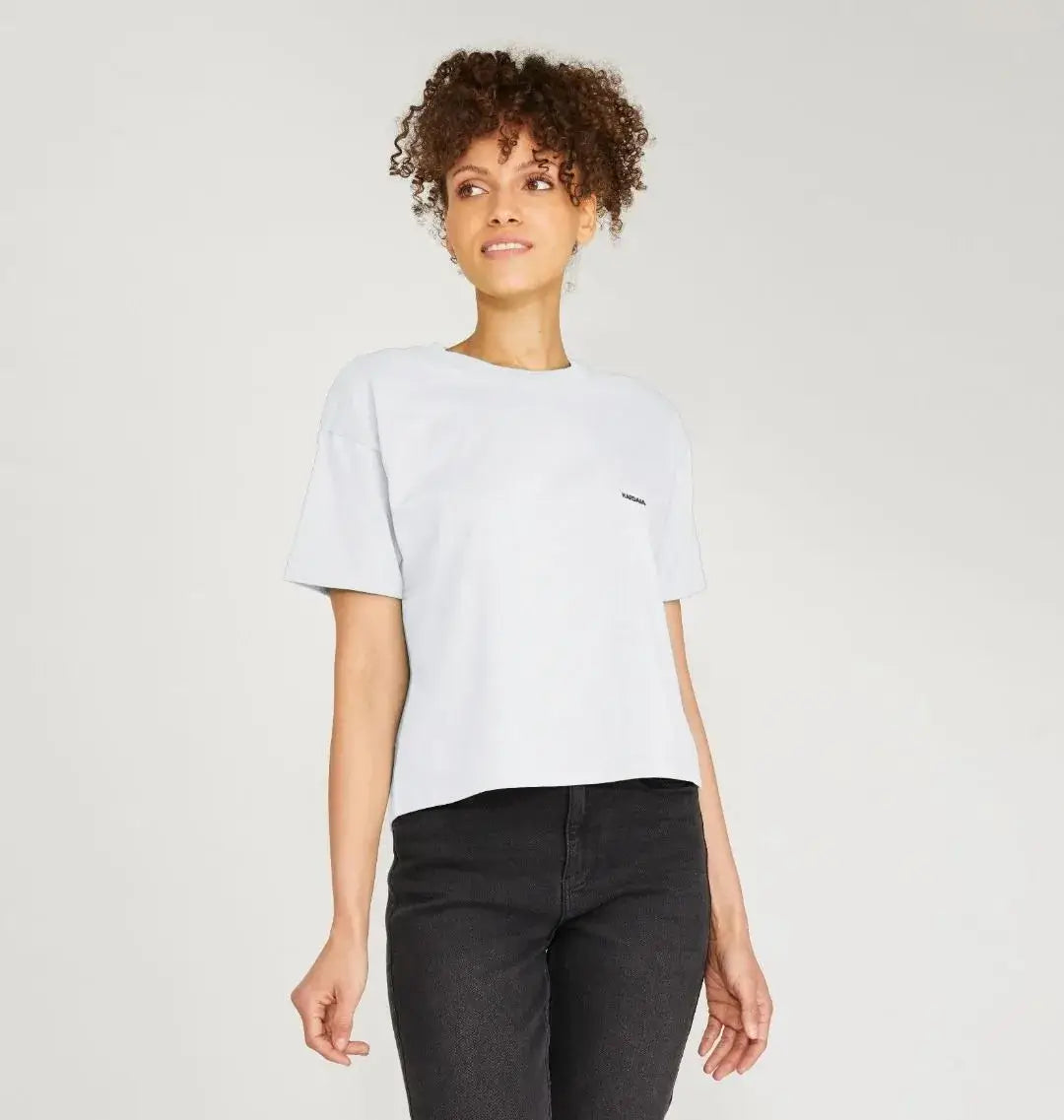 t-shirt boxy blanc KARDAIA en coton bio porté par une femme en studio