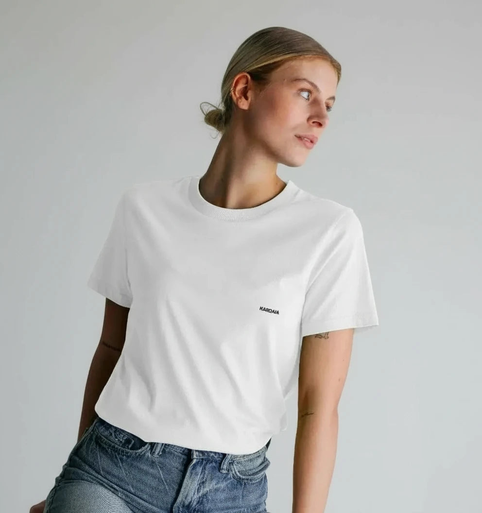 t-shirt essentiel blanc KARDAIA en coton bio porté par une femme en studio
