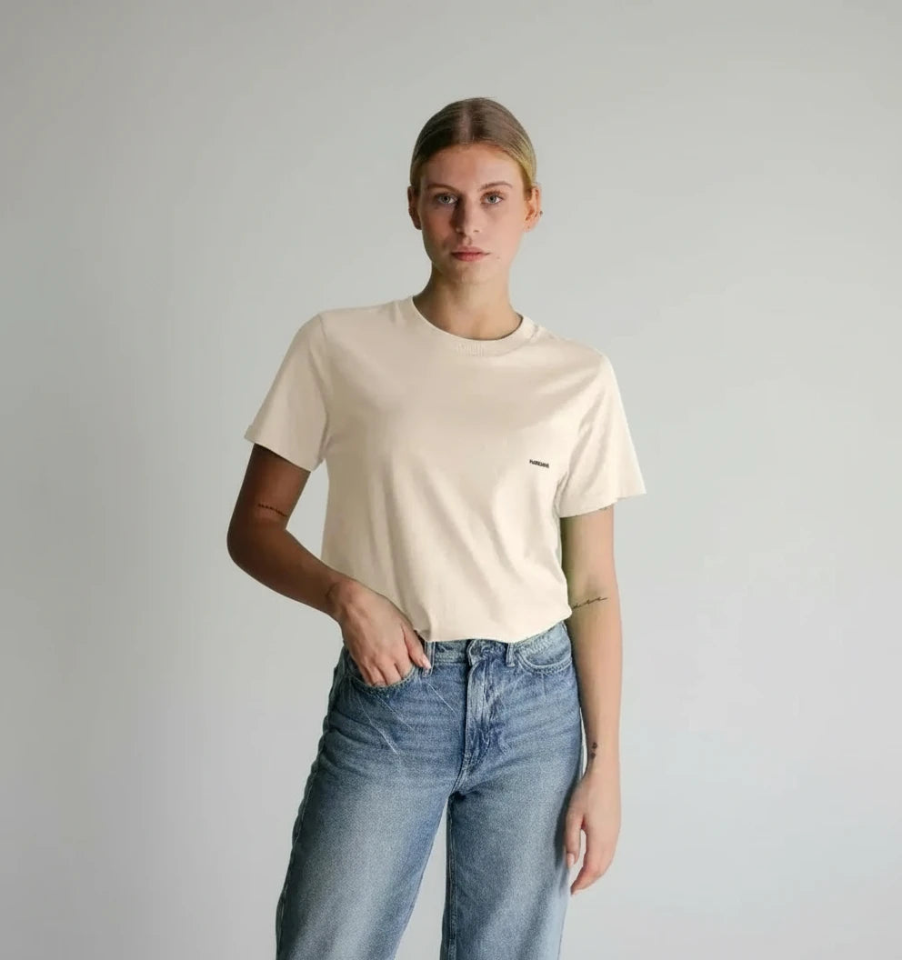 t-shirt essentiel sable doux KARDAIA en coton bio porté par une femme debout en studio