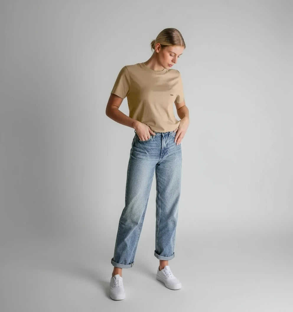 t-shirt essentiel taupe minérale KARDAIA en coton bio porté par une femme en studio