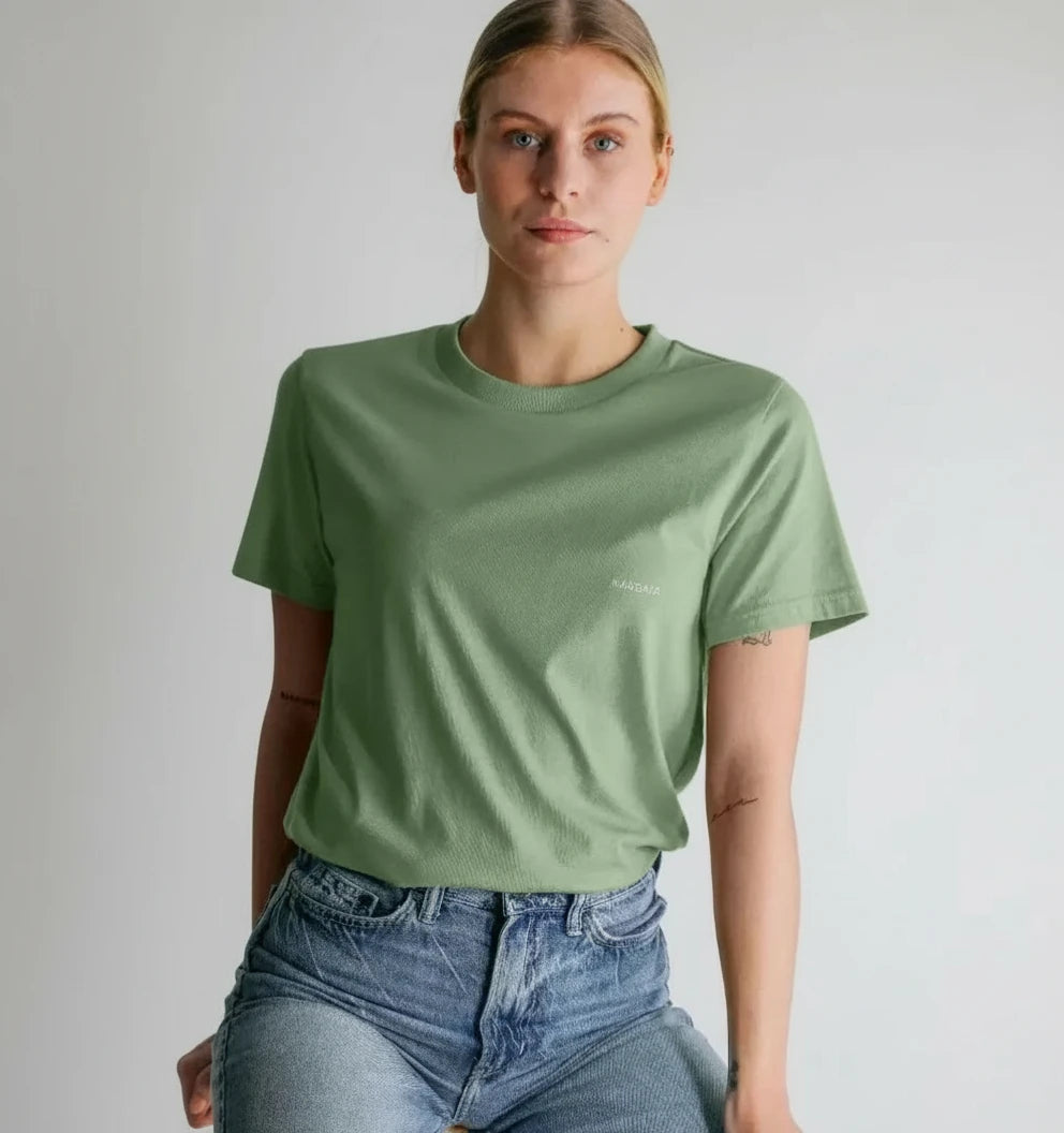 t-shirt essentiel vert argile KARDAIA en coton bio porté par une femme en studio