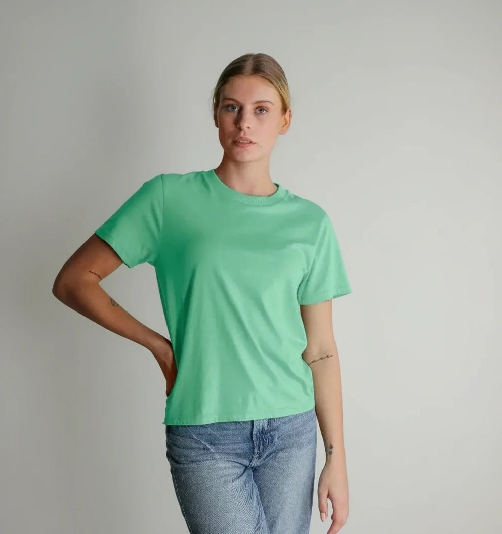 t-shirt essentiel vert menthe KARDAIA en coton bio porté par une femme en studio