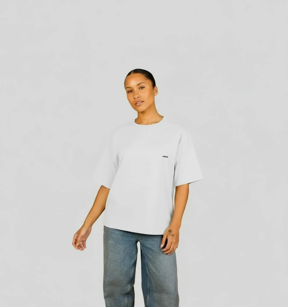 t-shirt oversize blanc KARDAIA porté par une femme debout en studio