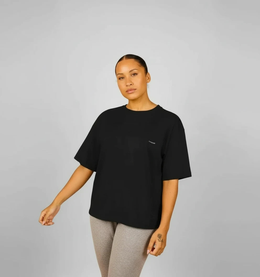 t-shirt oversize noir KARDAIA porté par une femme debout devant fond beige