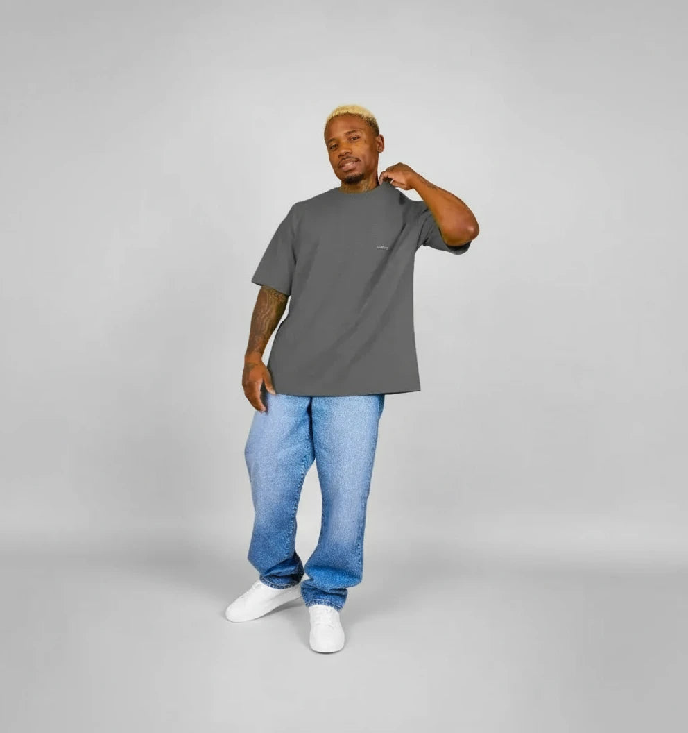 t-shirt oversize gris anthracite KARDAIA porté par un homme devant fond beige