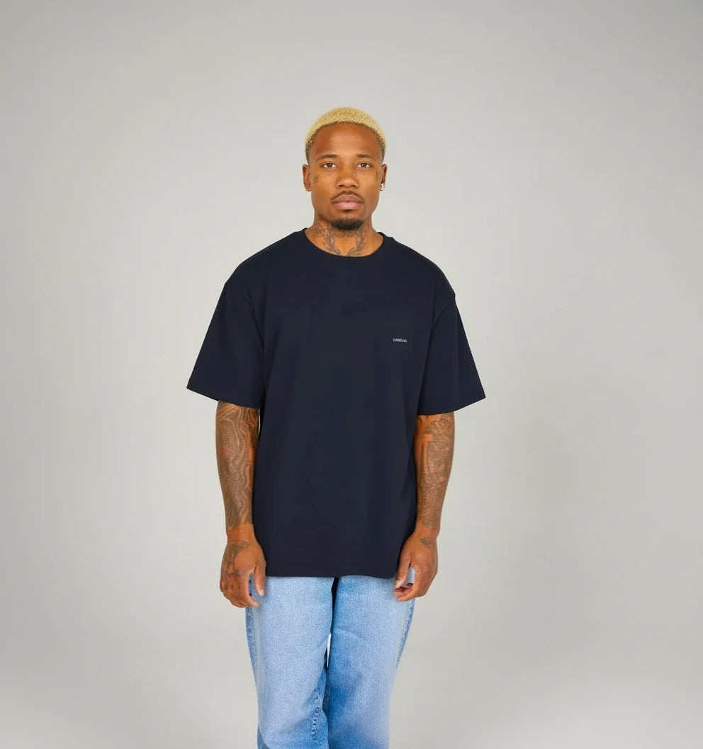 t-shirt oversize navy KARDAIA porté par un homme devant fond studio clair