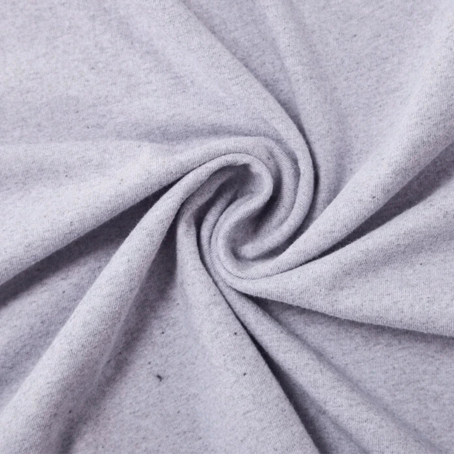 Texture du tissu recyclé Regen™ gris marbré montrant la souplesse et la maille du coton recyclé