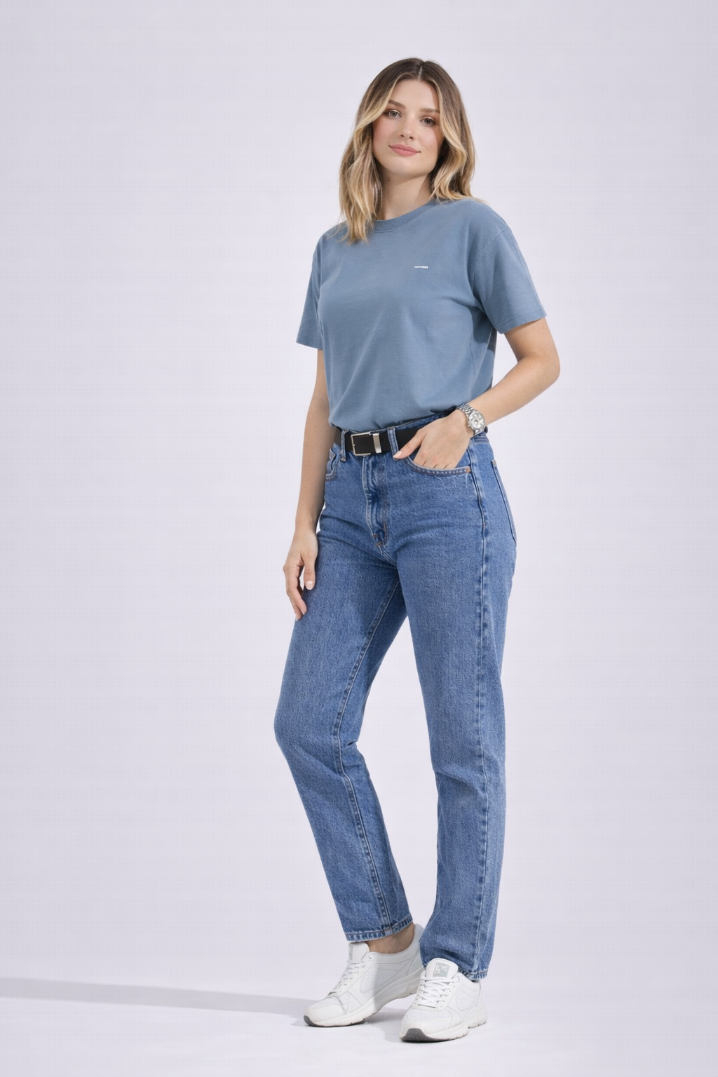 T-shirt femme bleu en coton biologique porté en studio avec une posture debout naturelle