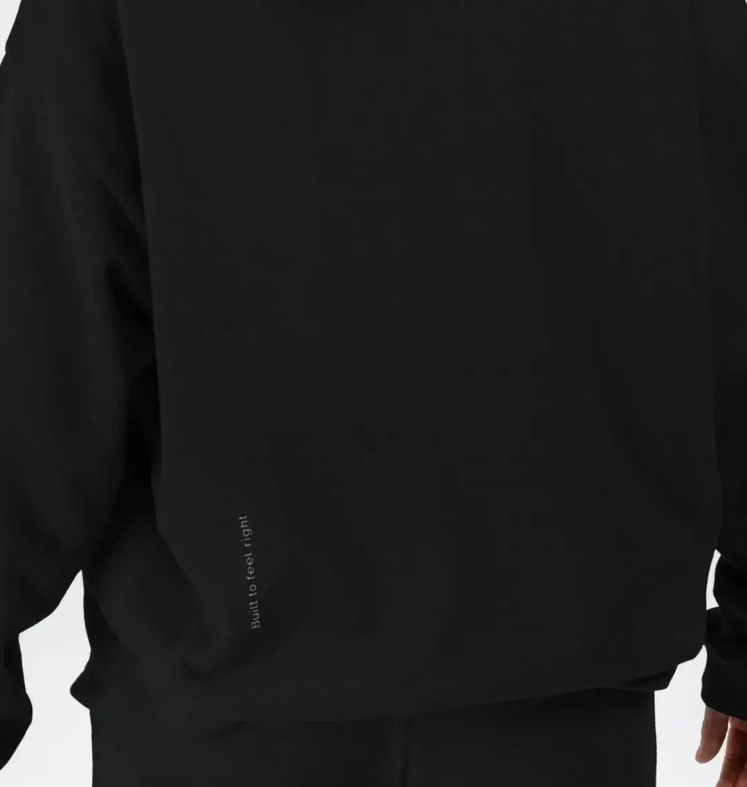 Zoom sur le bas du dos d’un hoodie noir KARDAIA avec l'inscription "Built to feel right"
