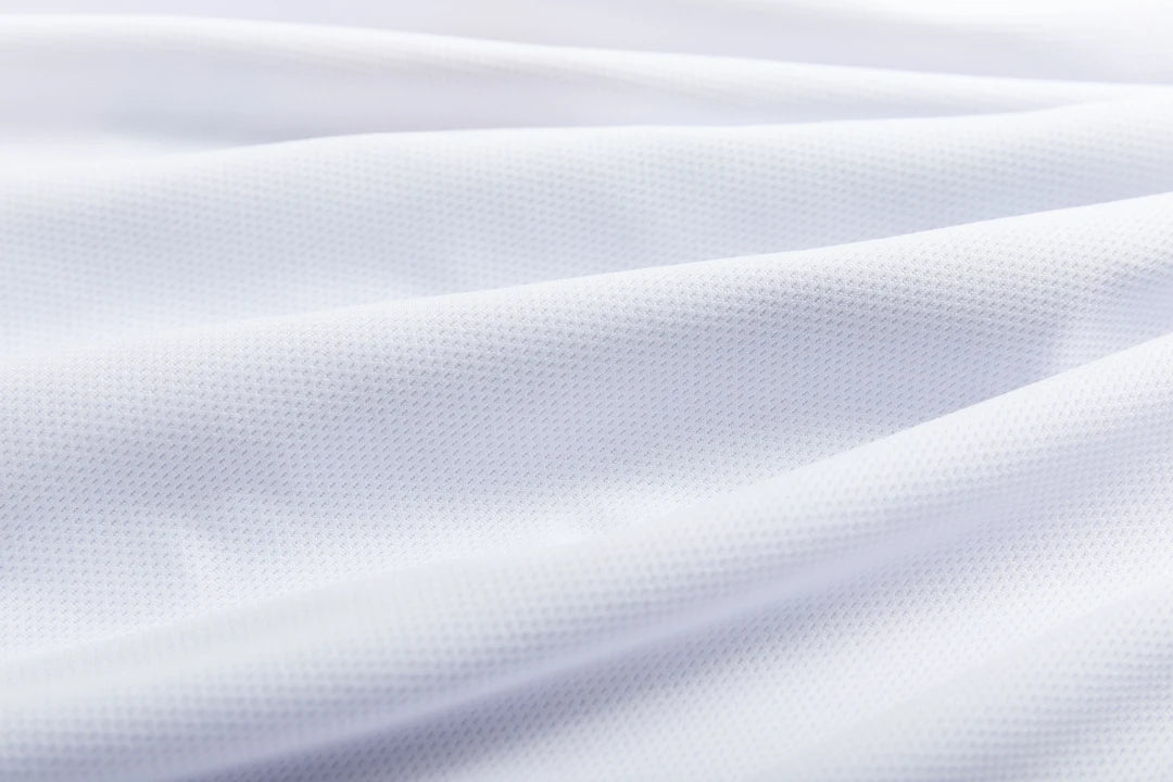 zoom sur le tissu respirant blanc du t-shirt technique KARDAIA