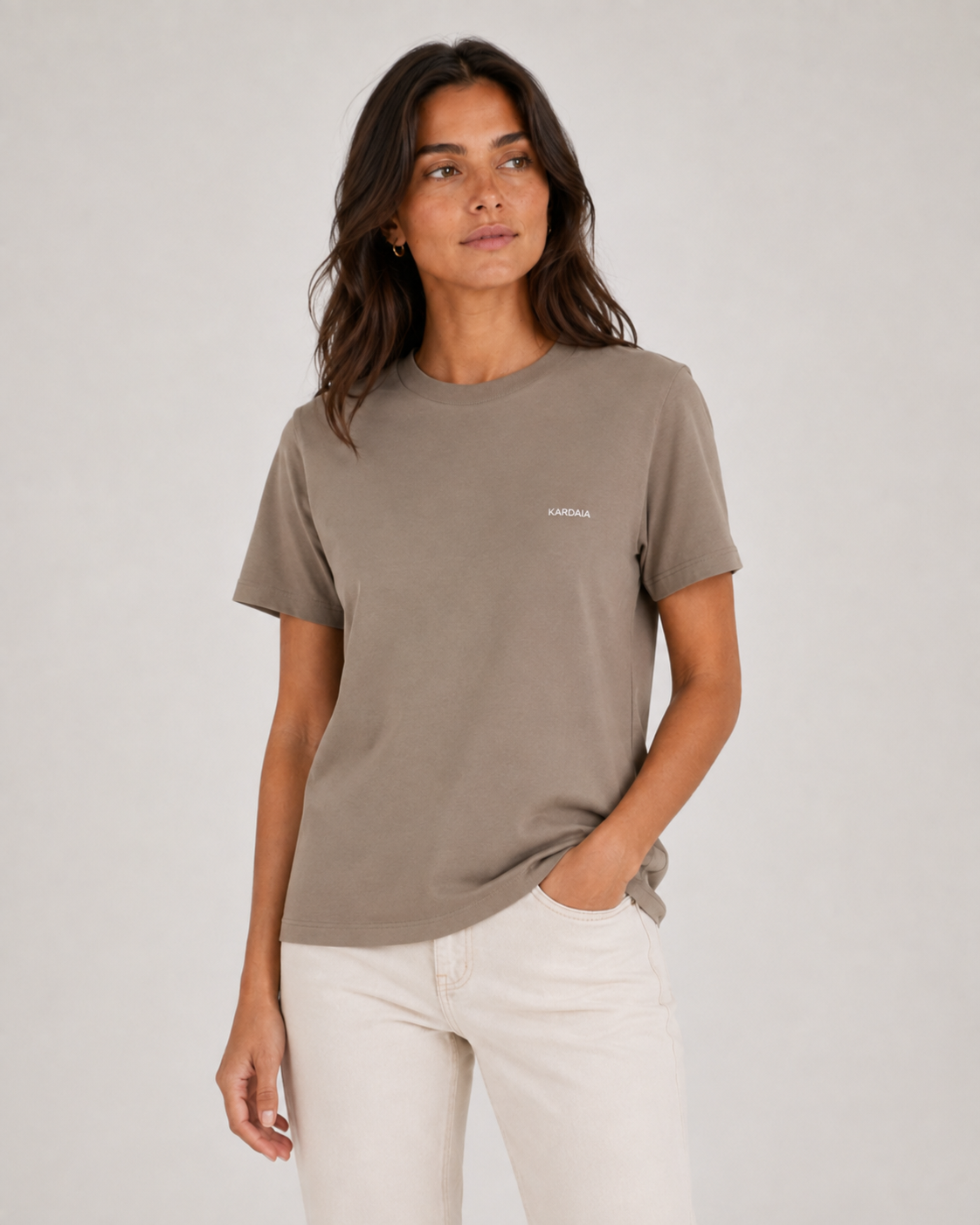 T-shirt taupe pour femme en coton biologique à coupe droite, porté de face