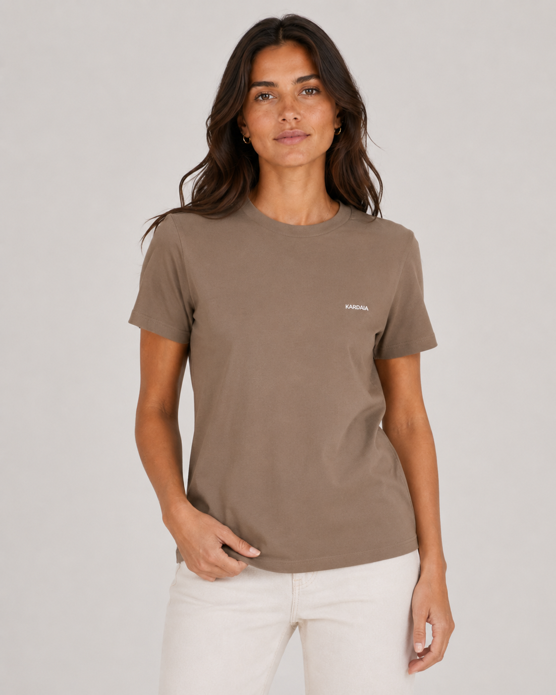 Femme de face portant un t-shirt taupe en coton biologique à coupe classique