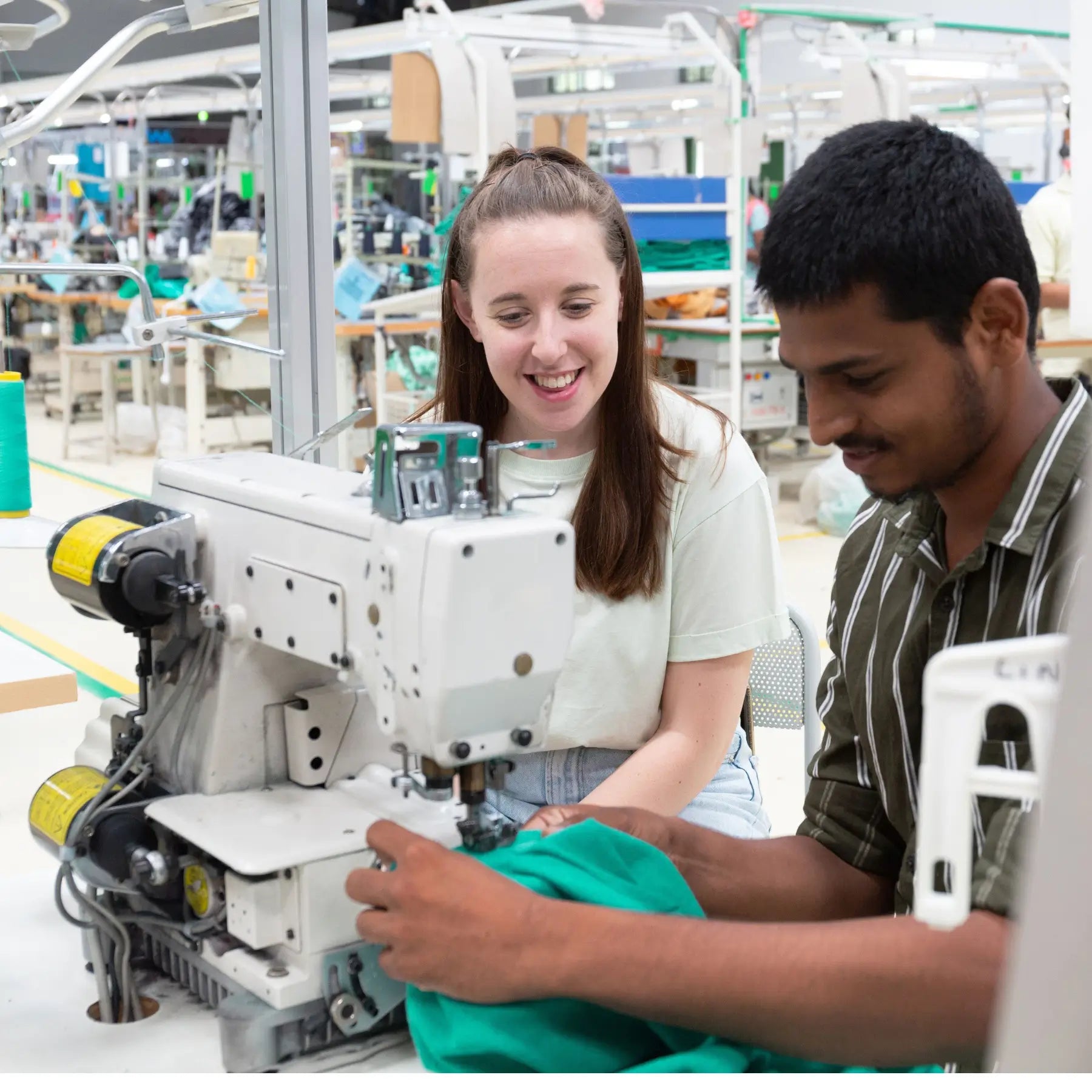 Couturière et couturier en pleine collaboration dans un atelier textile, ambiance professionnelle et conviviale