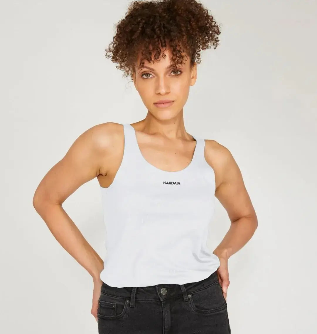 débardeur blanc KARDAIA en plan serré porté par une femme, vue de face