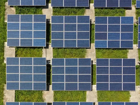 panneaux solaires alignés sur site de production, énergie renouvelable utilisée pour une fabrication textile responsable KARDAIA