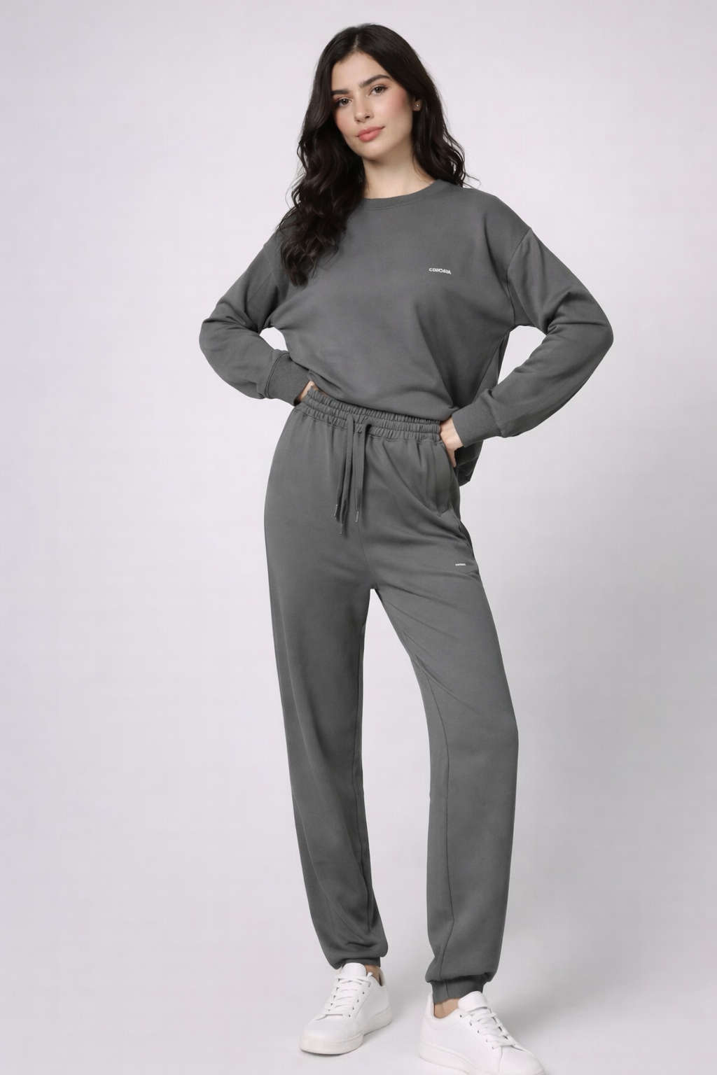 Ensemble jogging femme gris en coton biologique porté en studio avec une posture naturelle et équilibrée
