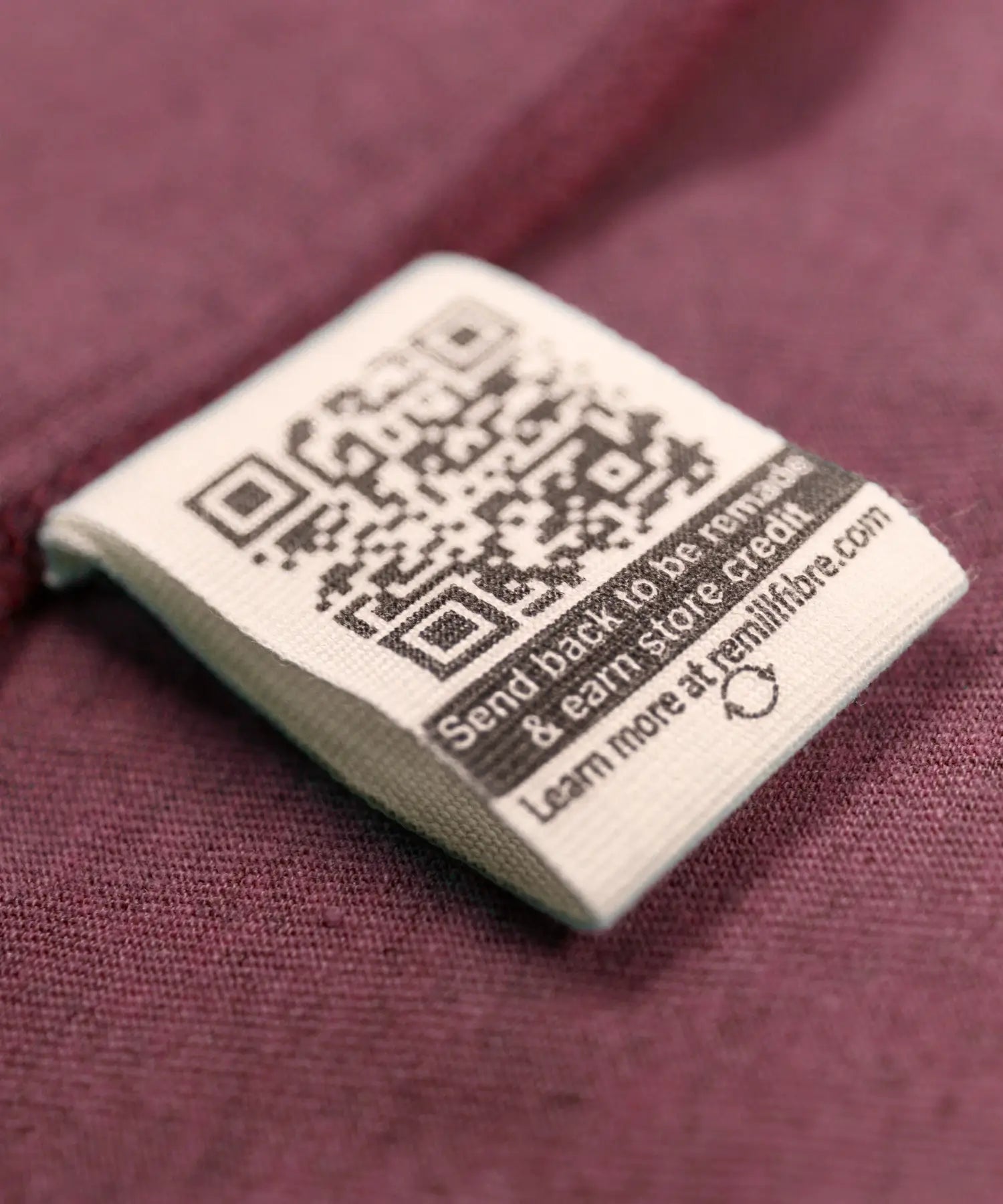 Étiquette QR code sur vêtement bleu en coton bio, programme de recyclage textile