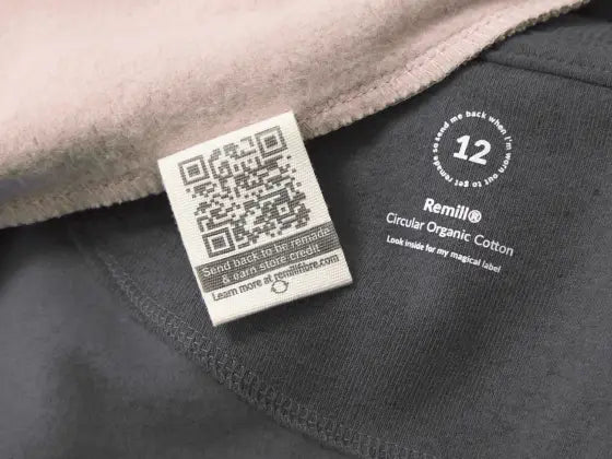 Étiquette QR code sur vêtement en coton biologique Remill®, avec message circulaire et retour possible