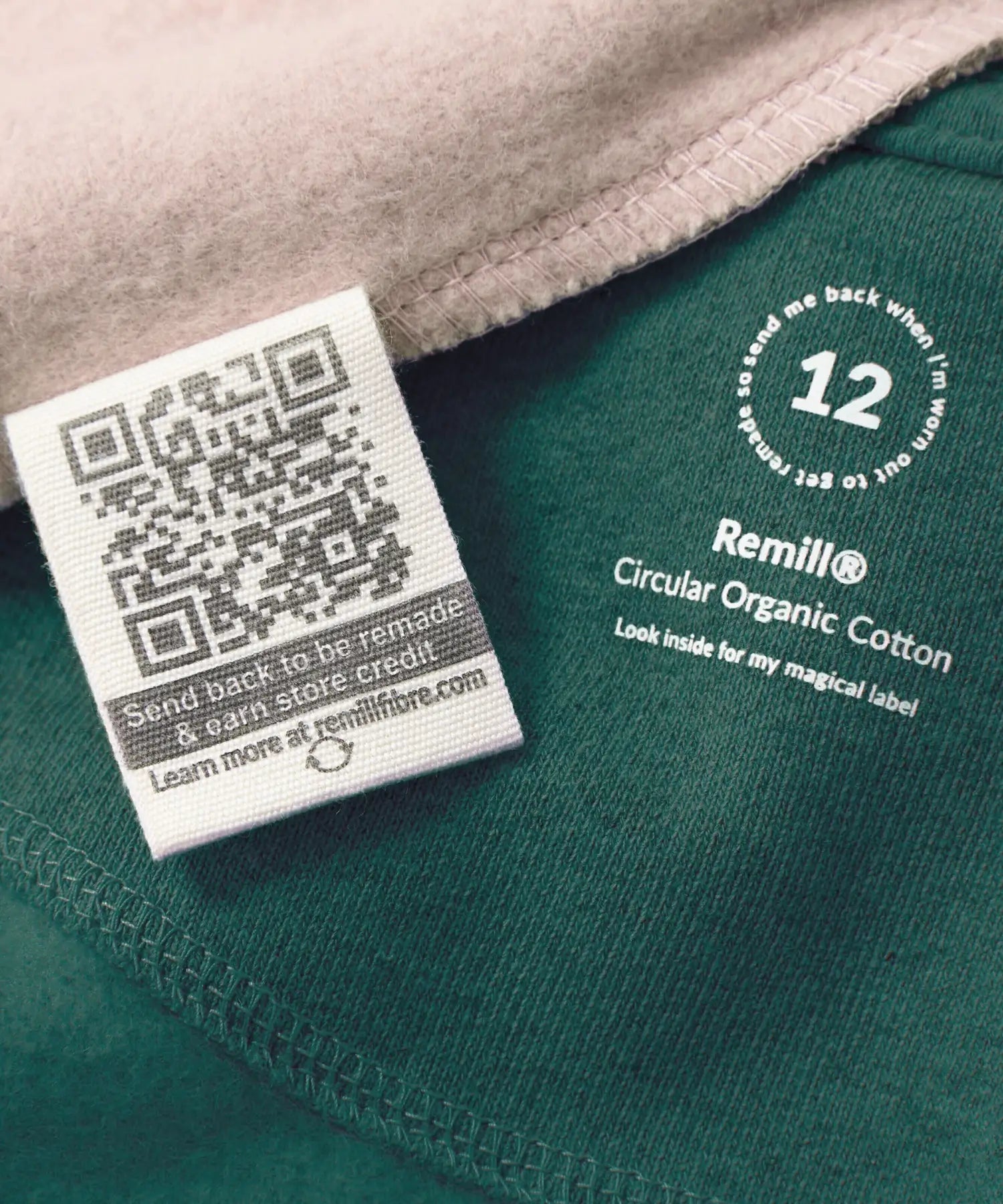 Étiquette avec QR code Remill invitant au recyclage du vêtement pour un avoir en boutique