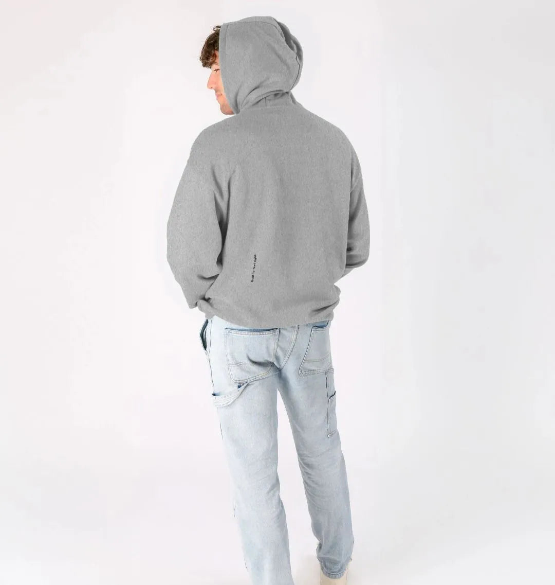 Hoodie gris chiné KARDAIA vu de dos, porté avec un jean clair, texte "built to feel right" visible