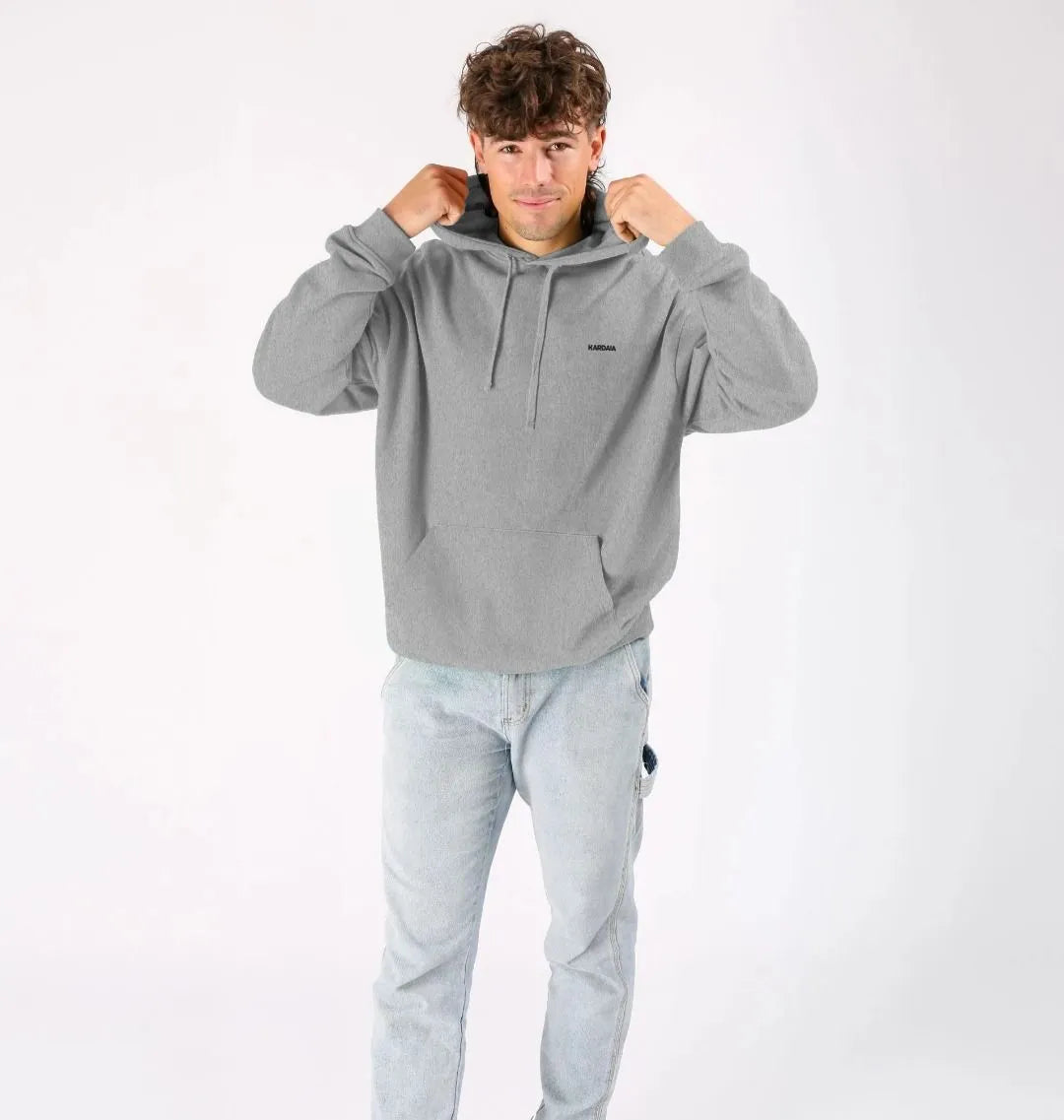 Hoodie gris chiné pour homme en coton bio avec logo KARDAIA côté cœur