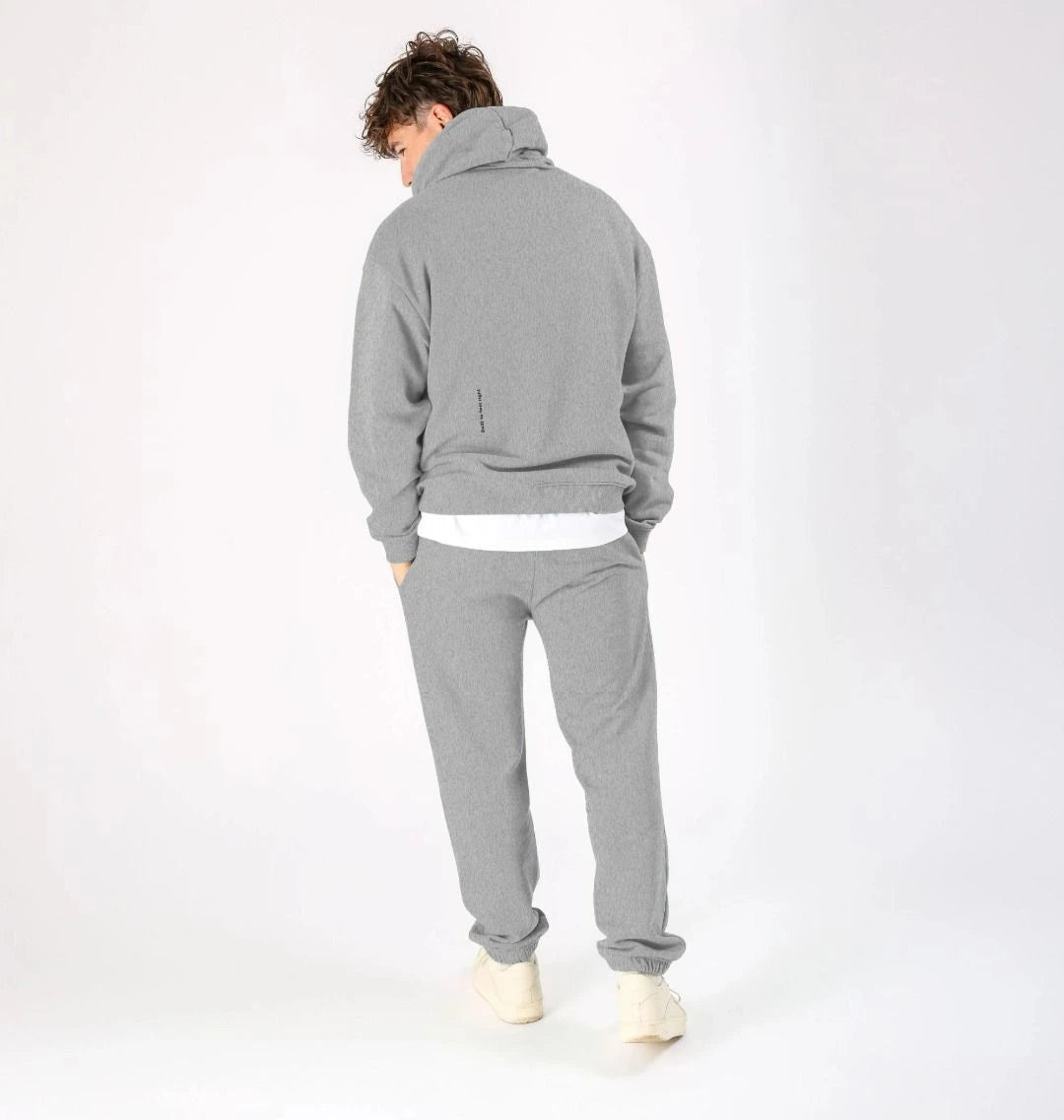 Homme de dos portant un hoodie gris chiné KARDAIA et un jogging assorti en coton bio