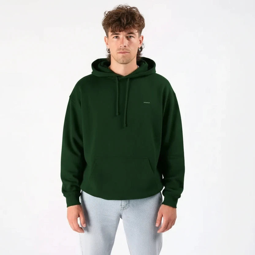 Homme portant un hoodievert foret kardaia debout de face