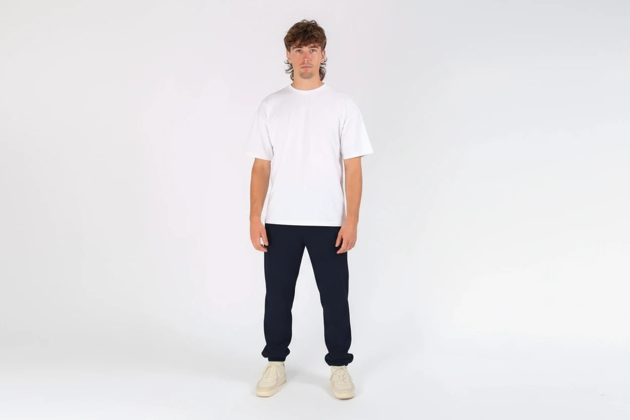 Homme portant un jogging bleu marine KARDAIA en coton bio, coupe droite et bas resserrés