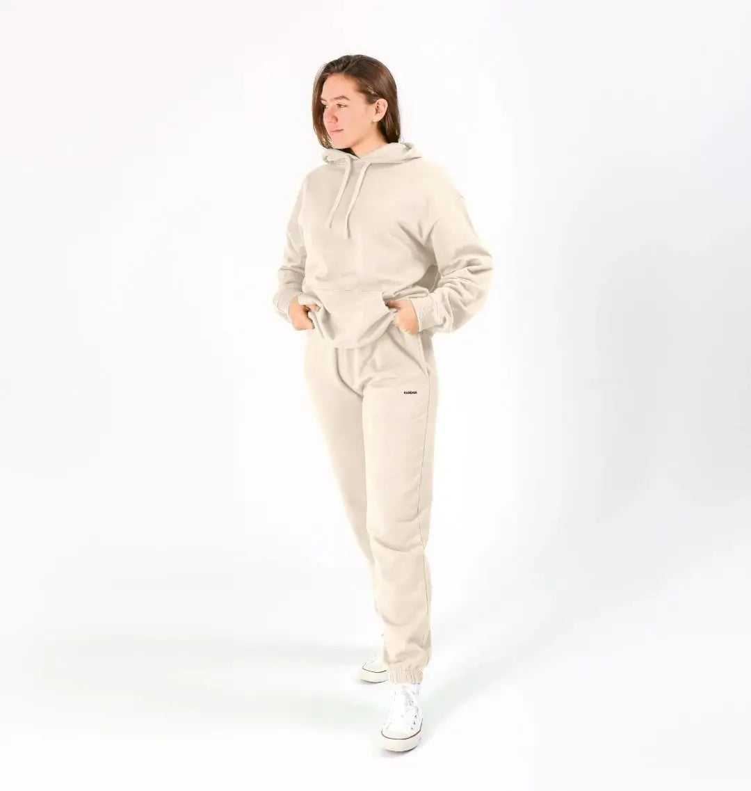 jogging sable pour femme porté avec un hoodie assorti, vu de profil