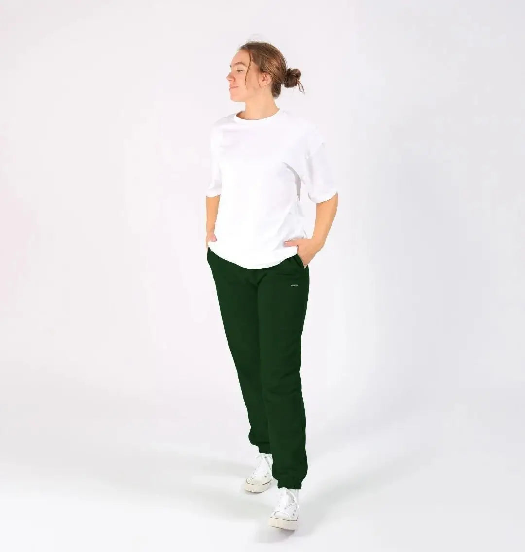 : jogging femme vert foncé KARDAIA porté avec t-shirt blanc
