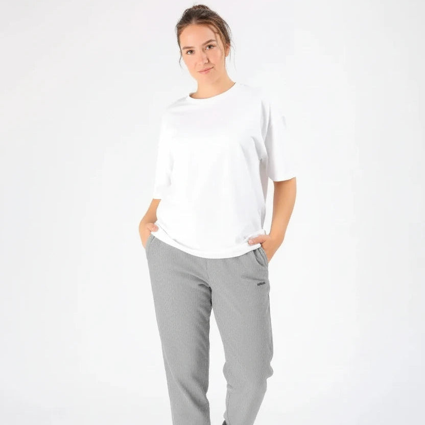 jogging gris en coton bio KARDAIA porté par un modèle femme, vue de face