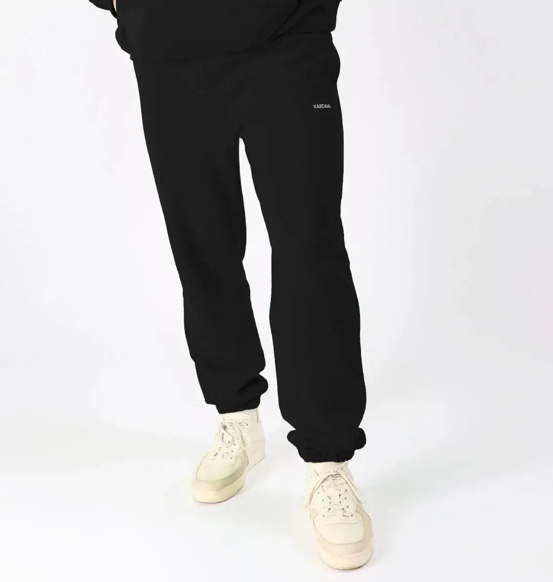 Zoom sur le logo KARDAIA imprimé sur un jogging noir pour homme