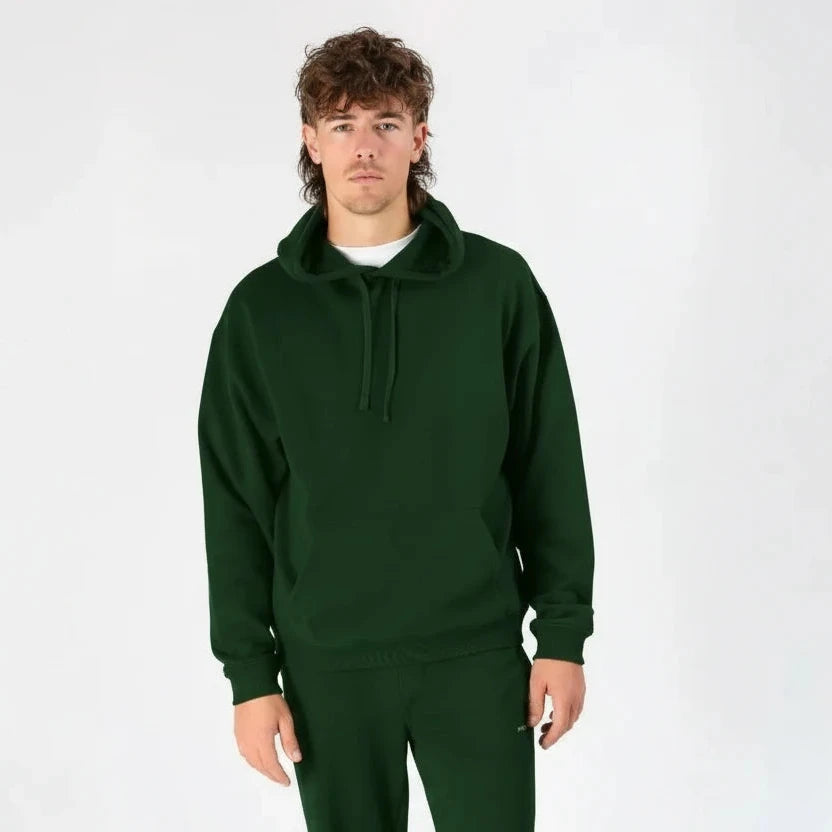Homme portant un ensemble jogging vert foncé KARDAIA vu de face, coupe décontractée
