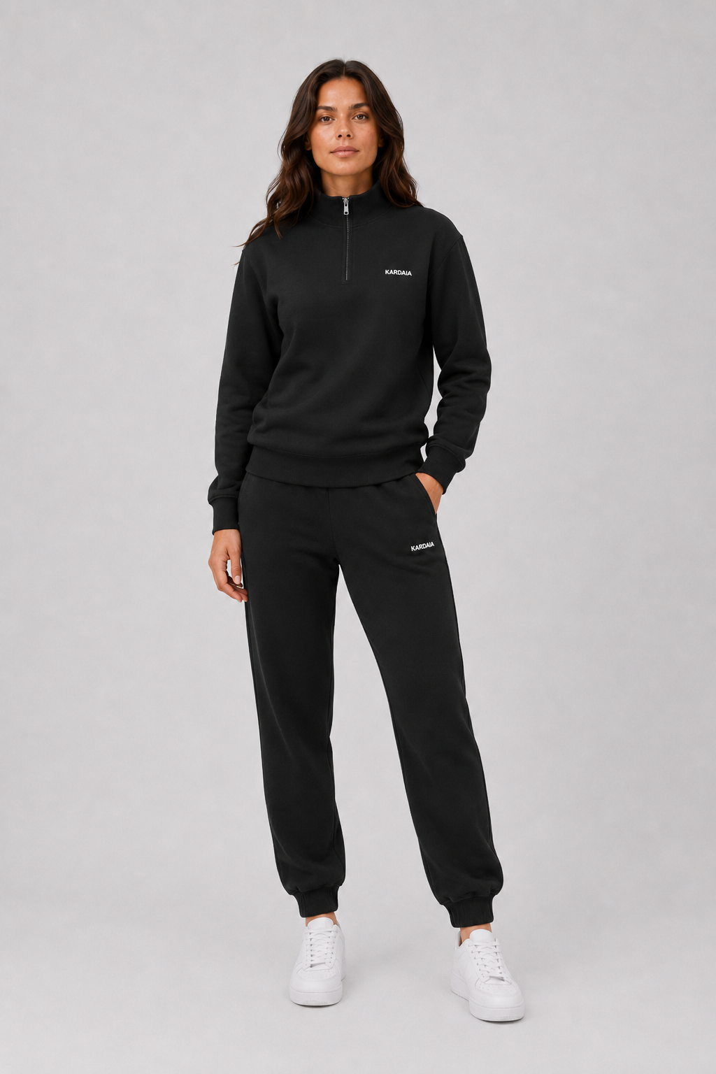 Sweat noir à col zippé pour femme en coton biologique porté avec un jogging assorti