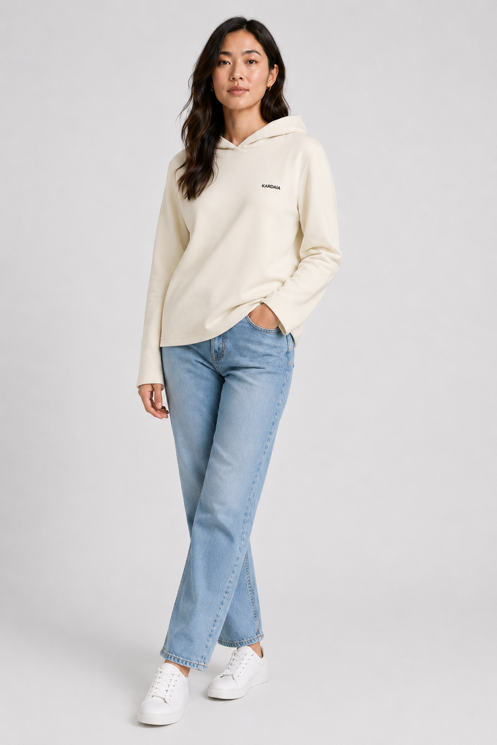 weat à capuche femme sable doux en coton biologique porté avec un jean bleu