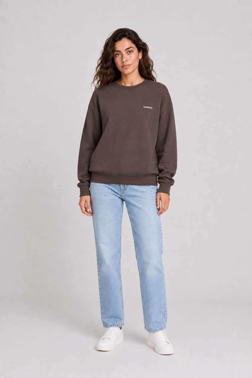 Pull oversize brun pour femme en coton biologique présenté de dos avec un jean clair