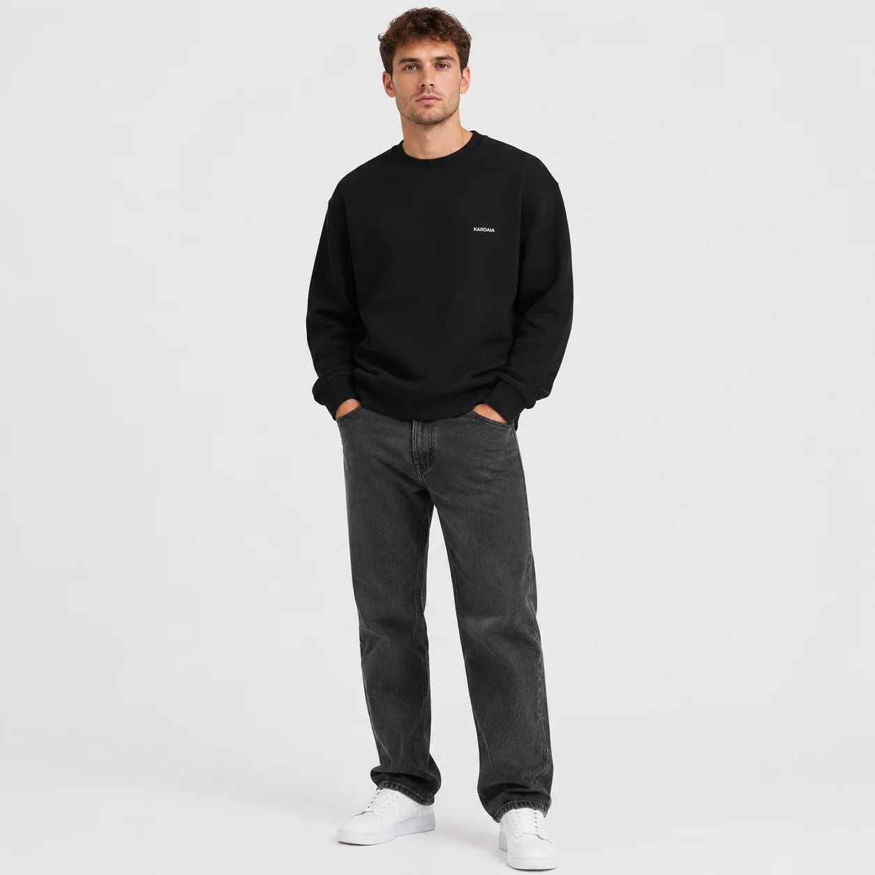 Homme portant un pull oversize noir kardaia